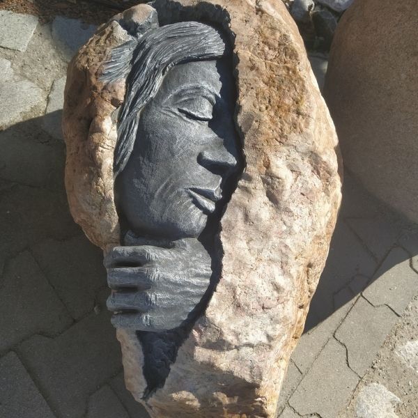 Kamień Rzeźbiony Naturalny - Śpiący W Kamieniu