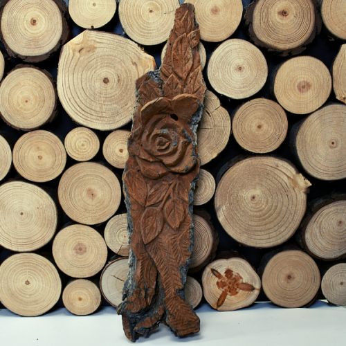 Rzeźba z drewna Z Motywem Kwiatów